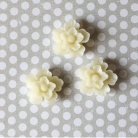 Пластиковый кабошон Цветок молочного цвета, диаметр 27 мм, 1 шт