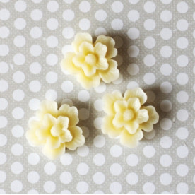 Пластиковий кабошон Квітка бежевого кольору, діаметр 27 мм, 1 шт