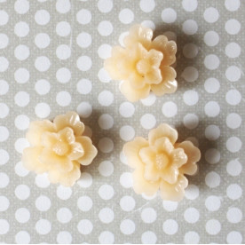 Пластиковий кабошон Квітка світло-персикового кольору, діаметр 27 мм, 1 шт