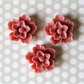 Пластиковый кабошон Цветок бордового цвета, диаметр 27 мм, 1 шт