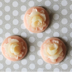 Пластиковий кабошон Латаття персикового кольору, діаметр 18 мм, 1 шт