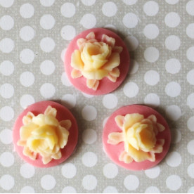 Кабошон Кувшинка кремового и розового цветов, диаметр 18 мм, 1 шт