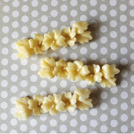 Пластиковый кабошон Гадиолус молочного цвета, размер 43х12 мм, 1 шт