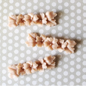 Пластиковий кабошон Гадіолус бежевого кольору, розмір 43х12 мм, 1 шт