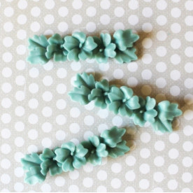 Пластиковый кабошон Гадиолусбирюзового цвета, размер 43х12 мм, 1 шт