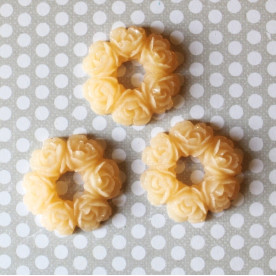 Пластиковий кабошон Вінок з троянд персиковий, розмір 30 мм, 1 шт