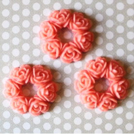 Кабошон Вінок з троянд кораловий, розмір 30 мм, 1 шт