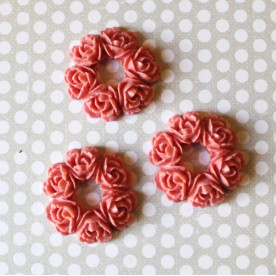 Пластиковий кабошон Вінок з троянд червоний, розмір 30 мм, 1 шт