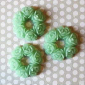 Кабошон Вінок з троянд ментоловий, розмір 30 мм, 1 шт
