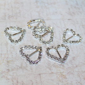 Пряжка сріблястого кольору у формі серця зі стразами, розмір 15 мм, 1 шт