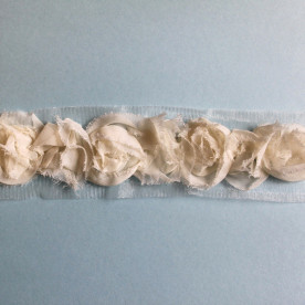 Лента с объемными розами, ширина цветка 4 см, длина 30 см,  кремовая