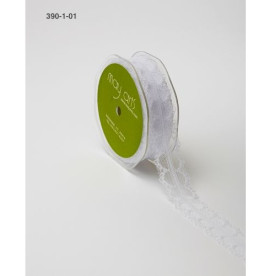 Кружево белого цвета, ширина 2,5 см, длина 90 см от компании May Arts