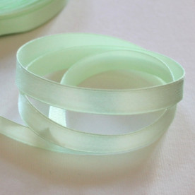 Атласна стрічка блідо-зеленого кольору, довжина 90 см, ширина 10 мм