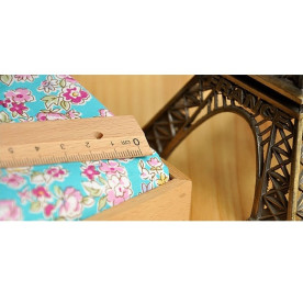 Тканина для рукоділля хлопок "Бузкові квіти на яскраво-блакитному тлі" 70х50 см