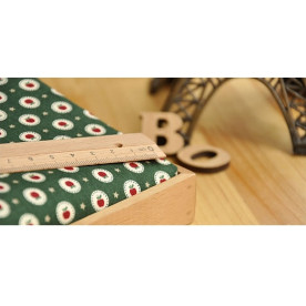 Тканина для рукоділля хлопок "Ягідки на темно-зеленому тлі" 70х50 см