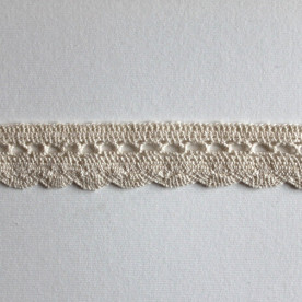 Бавовняне мереживо бежевого кольору, ширина 25 мм, довжина 90 см