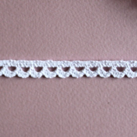 Бавовняне мереживо білого кольору, ширина 10 мм, довжина 90 см