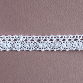 Бавовняне мереживо білого кольору, ширина 15 мм, довжина 90 см
