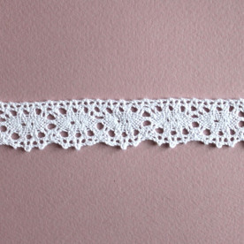 Бавовняне мереживо білого кольору, ширина 25 мм, довжина 90 см
