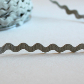 Тасьма Зіг-заг сірого кольору, ширина 5 мм, довжина 90 см