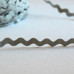 Тасьма Зіг-заг сірого кольору, ширина 5 мм, довжина 90 см