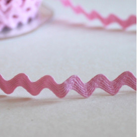 Тасьма Зіг-заг блідо-рожевого кольору, ширина 5 мм, довжина 90 см