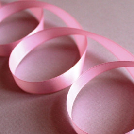 Атласна стрічка ніжно-рожевого кольору, довжина 90 см, ширина 12 мм