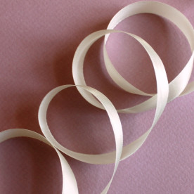 Атласна стрічка кольору слонової кістки, довжина 90 см, ширина 12 мм