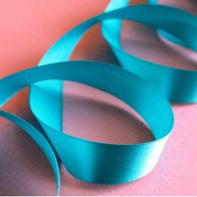 Атласна стрічка яскраво-блакитного кольору, довжина 90 см, ширина 20 мм