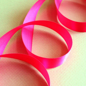 Атласна стрічка яскраво-рожевого кольору, довжина 90 см, ширина 20 мм