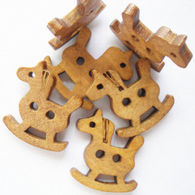 Дерев'яна гудзик "Конячка" коричневого кольору, 1 шт, 24х20 мм