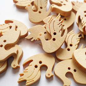 Деревянная пуговка "Голубь" бежевого цвета, 1 шт, 21х13 мм