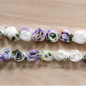 Лента с фиолетовыми и белыми цветами, ширина цветка 2 см, длина 30 см
