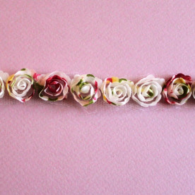 Стрічка з червоно-білими квітами, ширина квітки 2 см, довжина 30 см