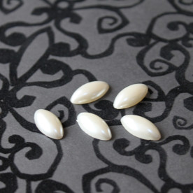 Набор половинок белых перламутровых капель 9х18 мм, 5 шт.