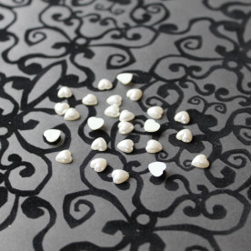 Набор половинок белых сердечек 8 мм, 25 шт.