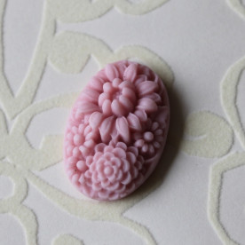 Кабошон Квітка рожевого кольору, 32х22х9 мм.