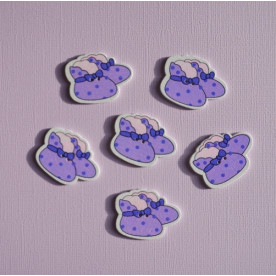 Деревянная пуговица Пинетки сиреневые, 1 шт., 34х26 мм