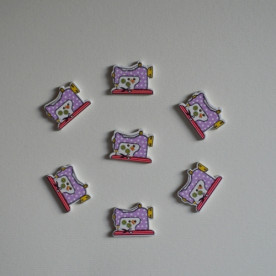 Деревянная пуговица Швейная машинка сиреневая , 20х26 мм., 1 шт