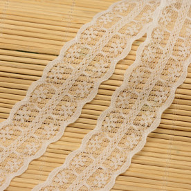 Мереживо білого кольору, ширина 30 мм, довжина 90 см