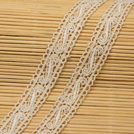 Мереживо молочного кольору, ширина 18 мм, довжина 90 см