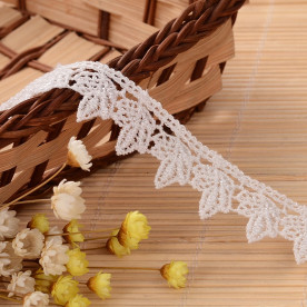 Фигурная лента Листочки, цвет белый,  ширина 20 мм , 90 см