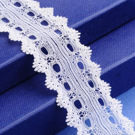Мереживо білого кольору, ширина 33 мм, 90 см