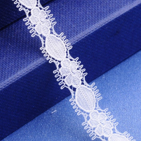 Кружево белого цвета, ширина 12 мм , 90 см