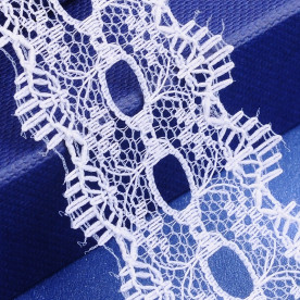 Кружево белого цвета, ширина 36 мм , 90 см