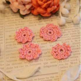 Вязаные цветы 4 шт, розовый, 2-3 см