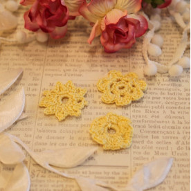 В'язані квіти 3 шт, жовтий, 2-3 см