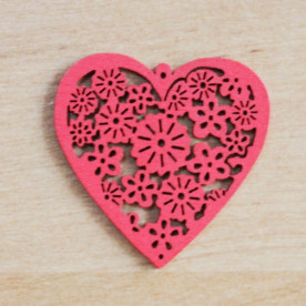 Дерев'яний різьблений сердечко червоного кольору, розмір 40х40 мм, 1 шт.