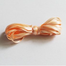 Атласна стрічка персикового кольору, ширина 3 мм, довжина 5 м.