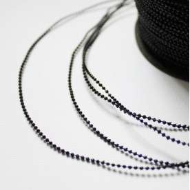 Нитка перлин чорного кольору, розмір перлини 1,5 мм, довжина 90 см.